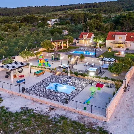 בית נופש House Ivan *